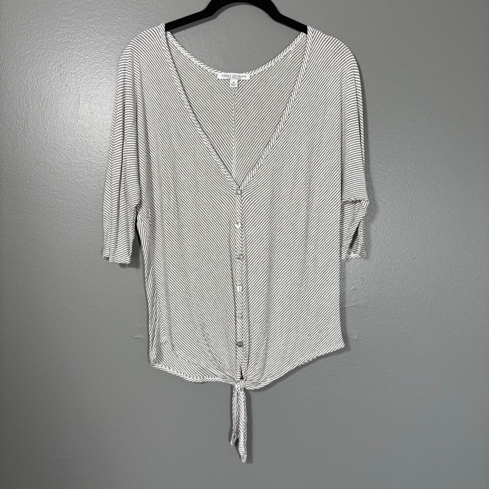 Green Envelope Women's Casual Boho Tie Front Top - Size Medium - Gray & White